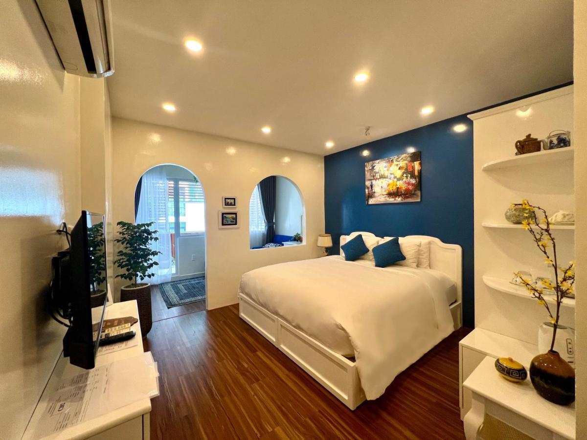 Suite with Balcony + Free Laundry
