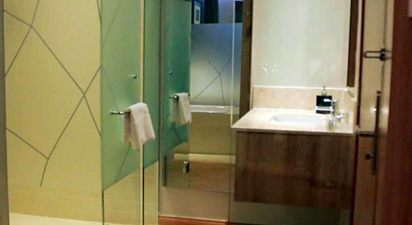 Premier Triple Room Ben Thanh Market View